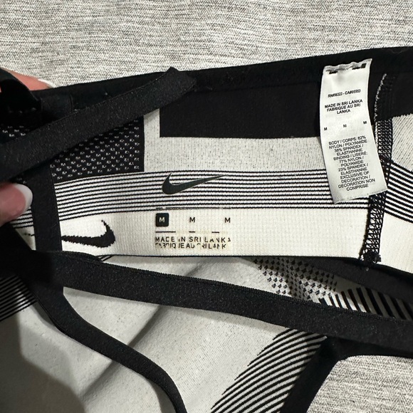 Women's Nike Flyknit Indy Bra - Picture 3 of 4